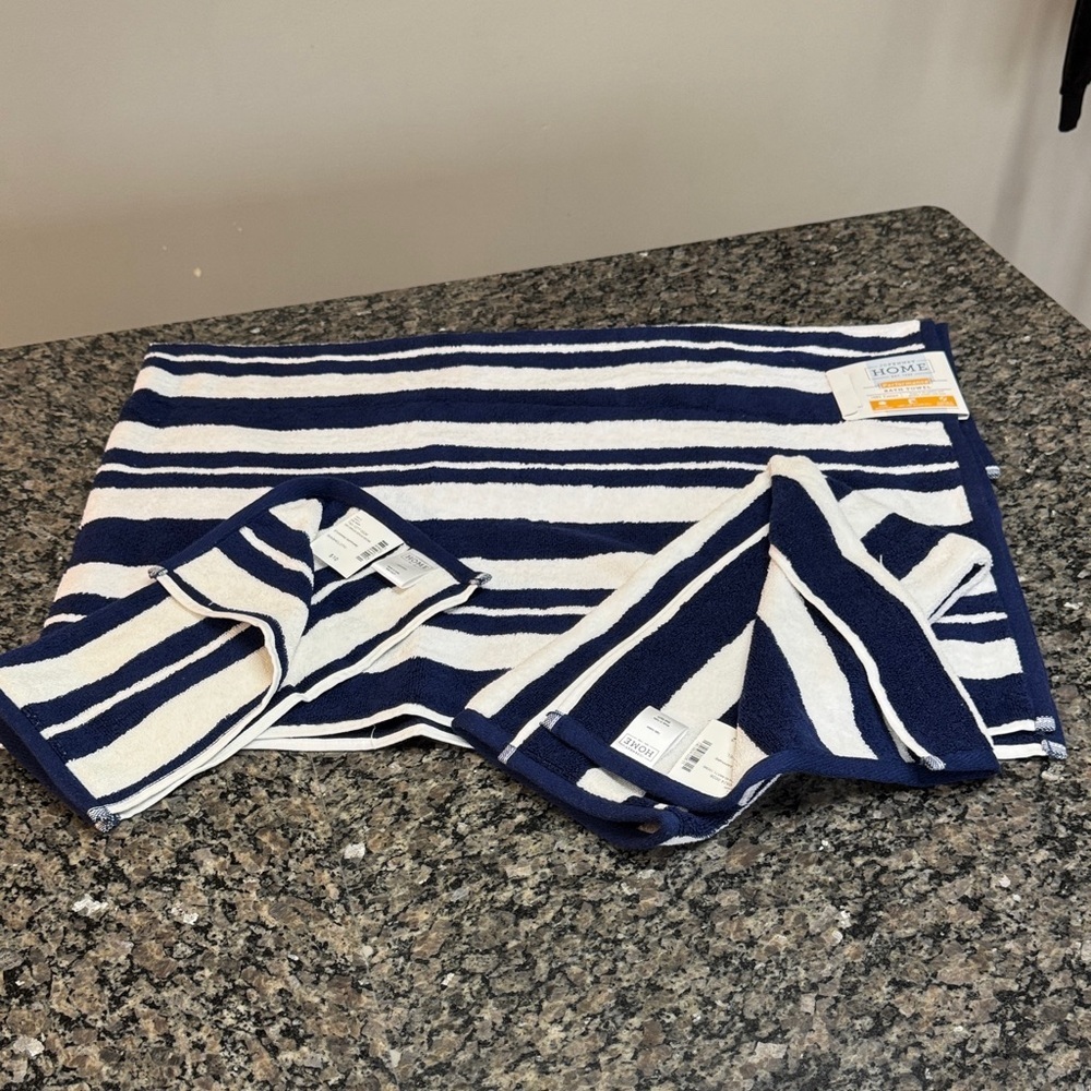 JCPenney Home Navy and White striped Performance Bath Towel set NWT
